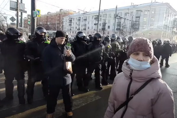 Виктория Новикова попыталась перейти улицу Энгельса, ее не пустили, и женщина осталась на проезжей части. Сегодня ее увезли на допрос в полицию Виктория Новикова попыталась перейти улицу Энгельса, ее не пустили, и женщина осталась на проезжей части. Сегодня ее увезли на допрос в полицию