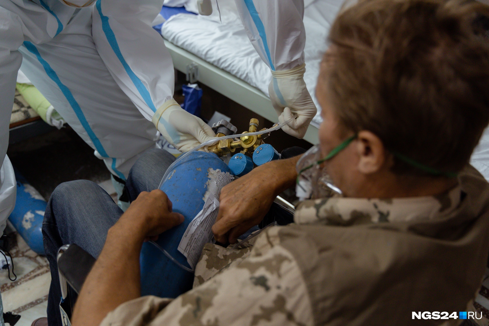 Пациентов возят на обследования и процедуры прямо на кислороде — баллоны они держат на коленях