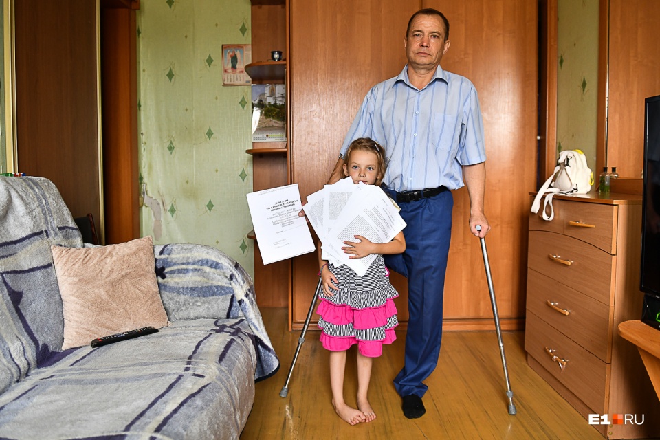 «Под руки, за одну ногу — и выселят»: екатеринбуржец-инвалид с дочкой должен съехать из квартиры за три дня