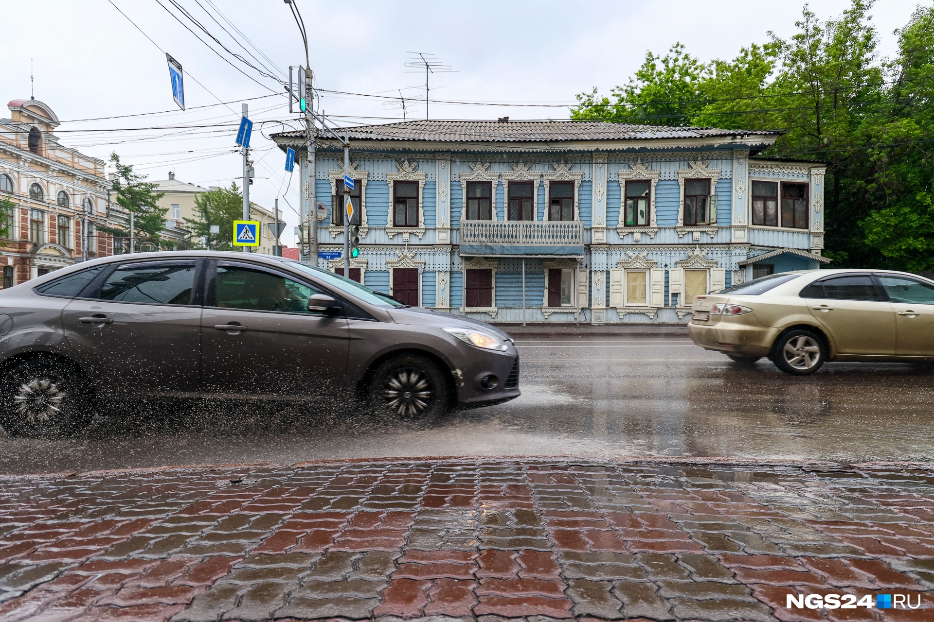 Сколько воды откачали коммунальщики с улиц Красноярска за вчерашний день — в одной картинке