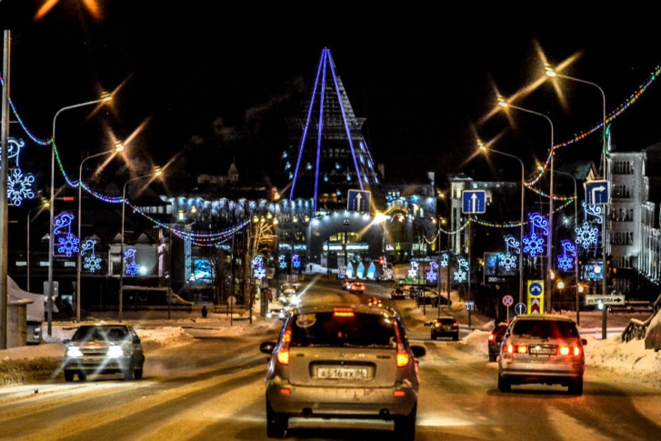 Чтобы прогуляться по темным улицам в Ханты-Мансийске, нужно хорошо знать город. Большинство улиц залито светом даже ночью