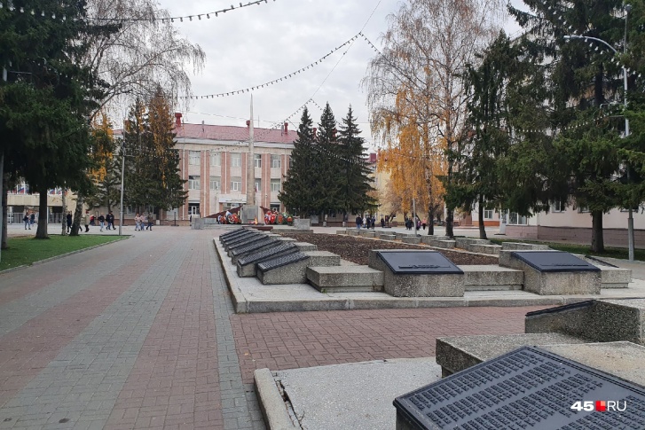 Горожане сообщили о том, что кто-то сжигал мусор в Вечном огне в Кургане Горожане сообщили о том, что кто-то сжигал мусор в Вечном огне в Кургане