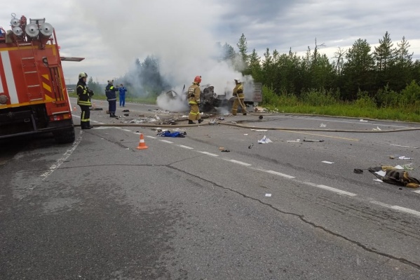 К приезду пожарных легковой автомобиль практически полностью сгорел К приезду пожарных легковой автомобиль практически полностью сгорел