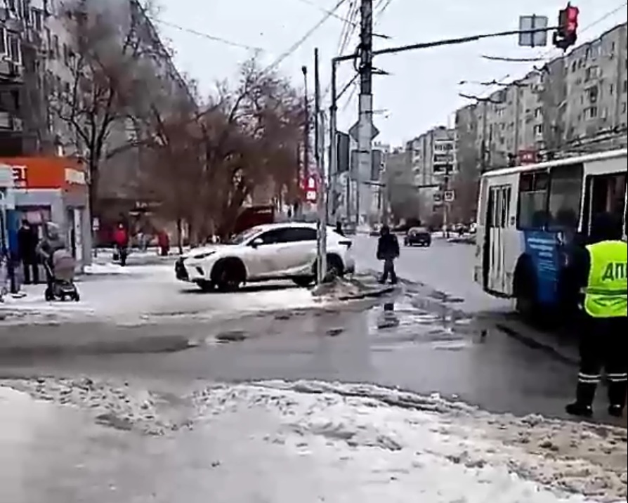 Идущая женщина с коляской и запрет на езду по тротуарам на глазах инспекторов ГИБДД водителя не смутили Идущая женщина с коляской и запрет на езду по тротуарам на глазах инспекторов ГИБДД водителя не смутили 