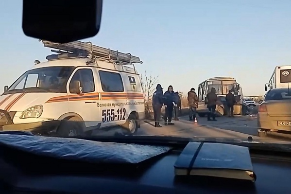На место прибыли сотрудники ДПС, МЧС и скорой помощи На место прибыли сотрудники ДПС, МЧС и скорой помощи