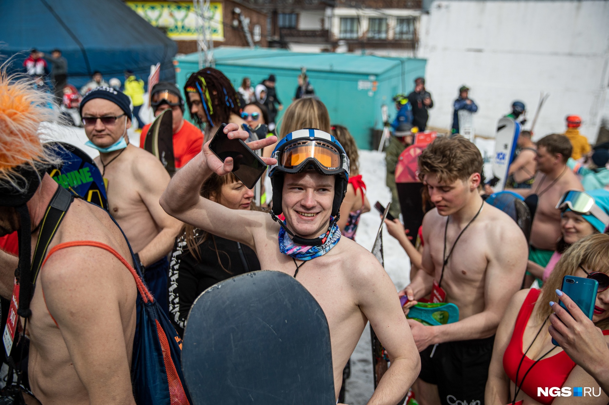 Впервые Grelka Fest прошел в 2013 году и запомнился прежде всего массовым спуском с горы более 1000 человек, одетых в купальные костюмы