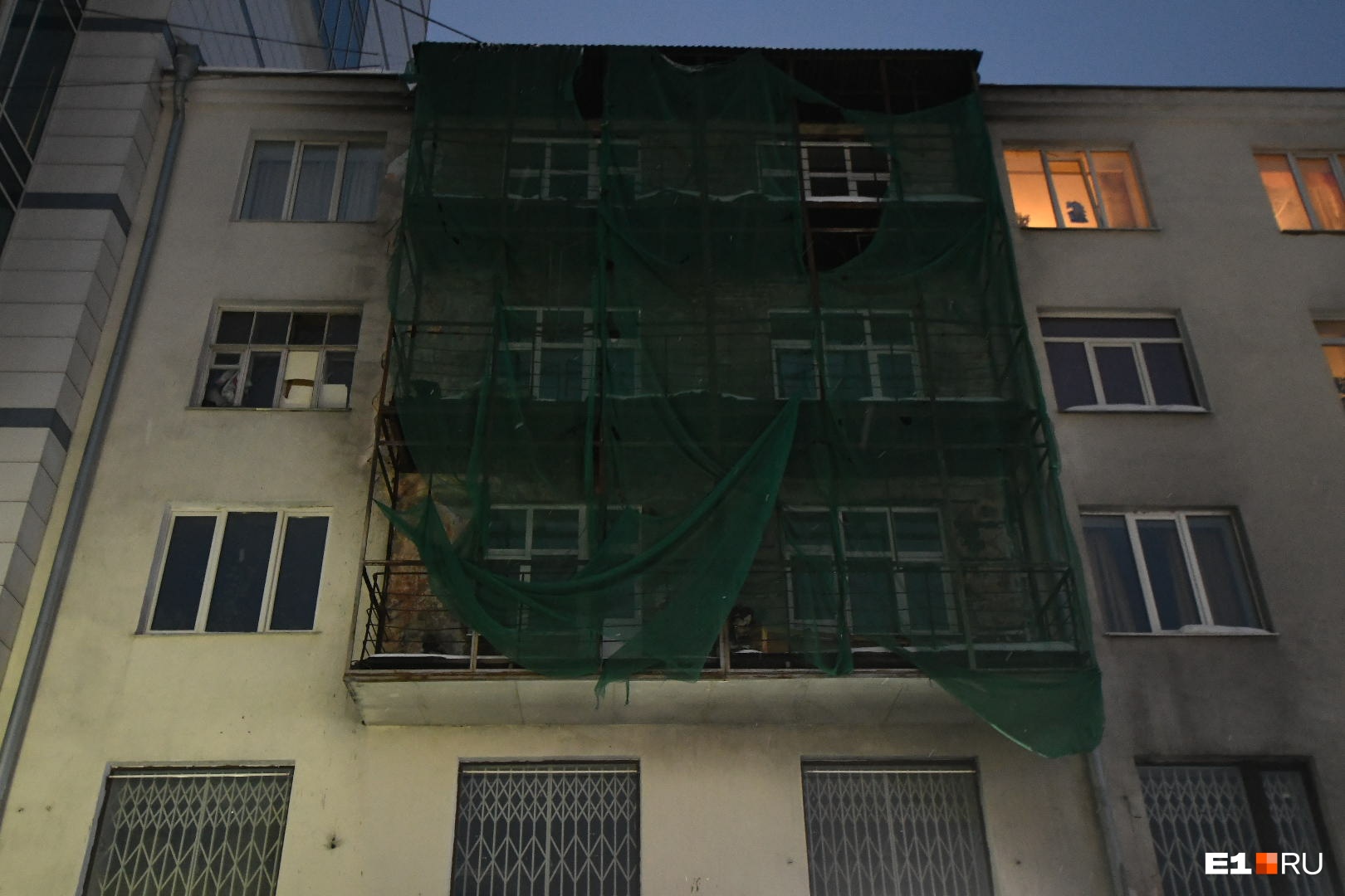«Мы даже не можем выйти на балкон». Жильцы горевшего дома на Вайнера полтора года ждут ремонта