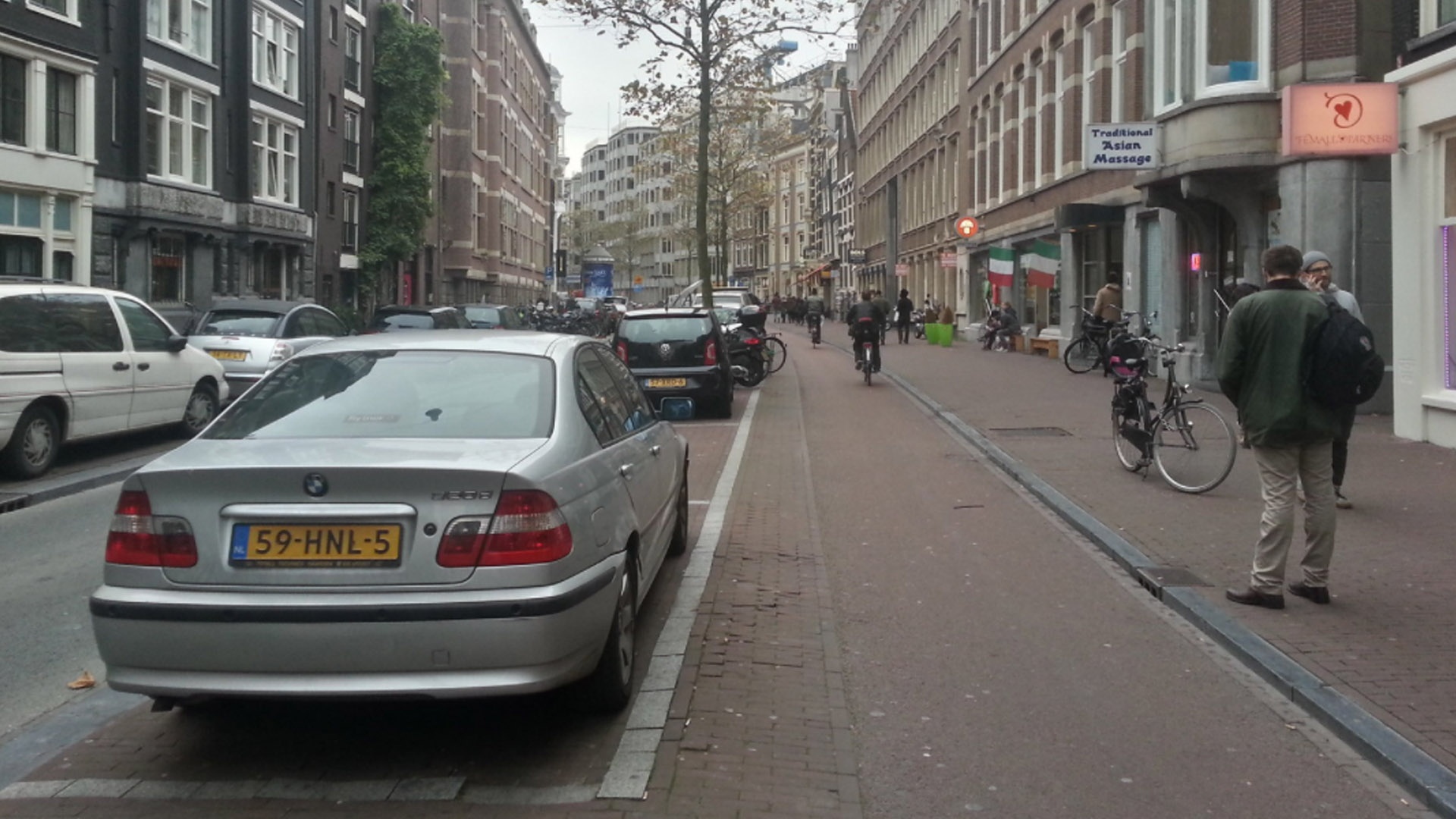 Односторонние велодорожки удобно размещать на узких улицах. И, кстати, велодорожки не противоречат парковке