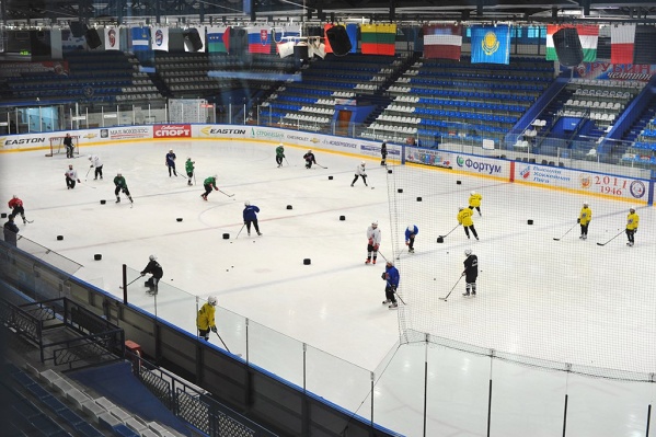 Тюменский Дворец спорта вместимостью более трех тысяч человек. Из-за новых ограничений на трибуны не смогут попасть больше тысячи зрителей Тюменский Дворец спорта вместимостью более трех тысяч человек. Из-за новых ограничений на трибуны не смогут попасть больше тысячи зрителей