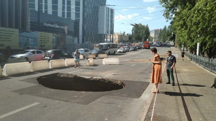 Новая достопримечательность: как выглядит гигантская дорожная яма в центре Уфы
