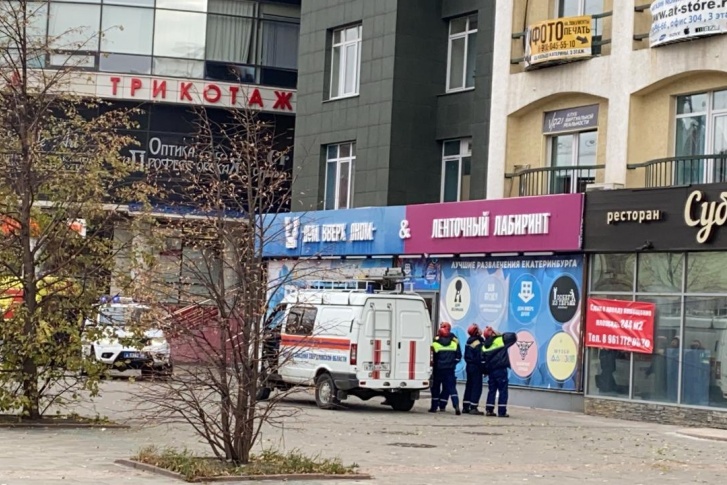 Инцидент произошел прямо на козырьке закрывшегося ресторана «Суботица» Инцидент произошел прямо на козырьке закрывшегося ресторана «Суботица»