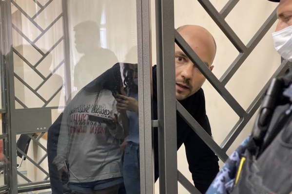 В суд передали поручительства за Андрея главред «Новой газеты» и нобелевский лауреат Дмитрий Муратов, правозащитник Лев Пономарев, депутат Мосгордумы Михаил Тимонов, журналисты Леонид Парфенов, Татьяна Лазарева и другие В суд передали поручительства за Андрея главред «Новой газеты» и нобелевский лауреат Дмитрий Муратов, правозащитник Лев Пономарев, депутат Мосгордумы Михаил Тимонов, журналисты Леонид Парфенов, Татьяна Лазарева и другие