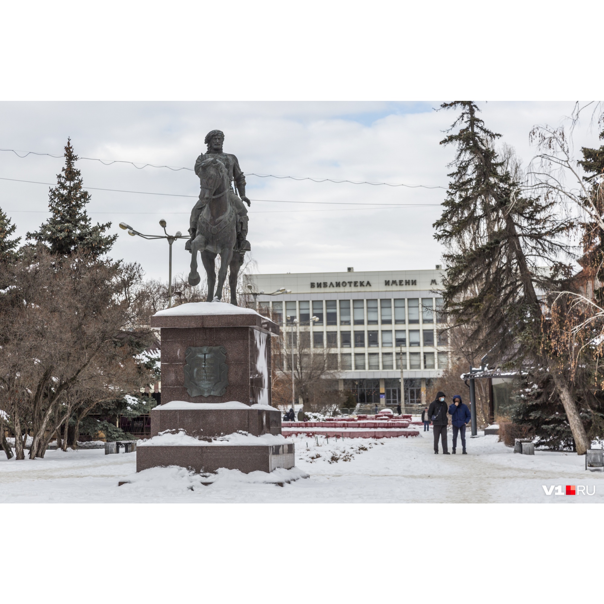 По скверу неторопливо прогуливаются волгоградцы в штатском По скверу неторопливо прогуливаются волгоградцы в штатском