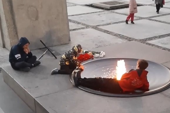 Трое организовали отдых у Вечного огня Трое организовали отдых у Вечного огня