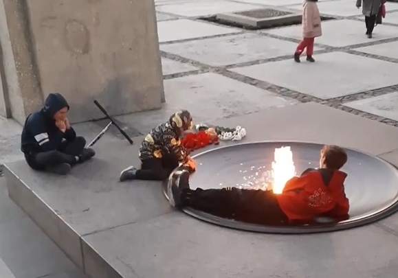 В Новосибирске подростки валялись в чаше Вечного огня и курили вейп — следователи СК ищут их