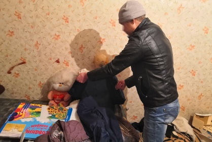 Мужчина показал следователям, как бил сожительницу Мужчина показал следователям, как бил сожительницу