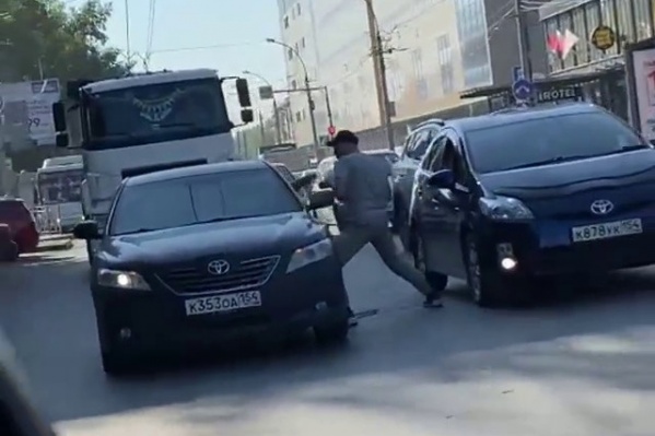 Сперва мужчины на «Тойотах» «играли в догонялки», но на площади Маркса дело дошло до драки Сперва мужчины на «Тойотах» «играли в догонялки», но на площади Маркса дело дошло до драки