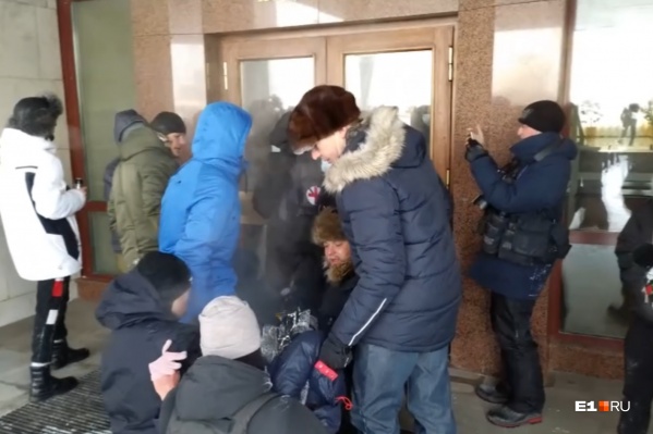 Мужчину пытались отнести в здание правительства Мужчину пытались отнести в здание правительства
