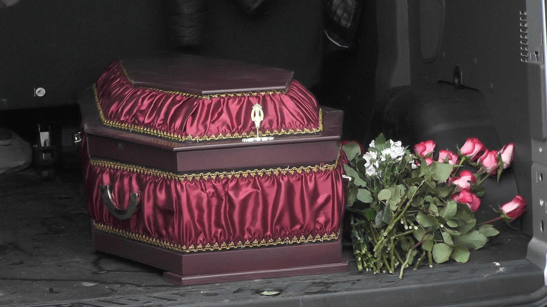 Как екатеринбурженка от отчаяния привезла гроб с телом матери к мэрии: видеоистория
