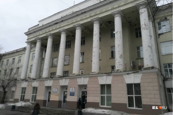 Узнаваемое здание на Ленина, 89 ветшает на глазах, а общежития и столовой у колледжа нет уже пять лет Узнаваемое здание на Ленина, 89 ветшает на глазах, а общежития и столовой у колледжа нет уже пять лет