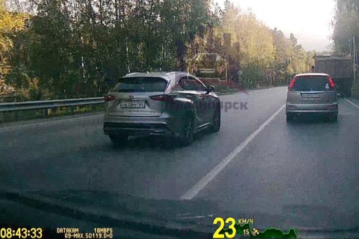 Lexus заснял видеорегистратор проезжающего следом автомобиля Lexus заснял видеорегистратор проезжающего следом автомобиля