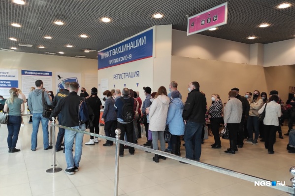 Среда, 12:00, разгар рабочего дня. В торговом центре ажиотаж — более 50 человек стоят в очереди на долгожданную прививку от коронавируса Среда, 12:00, разгар рабочего дня. В торговом центре ажиотаж — более 50 человек стоят в очереди на долгожданную прививку от коронавируса
