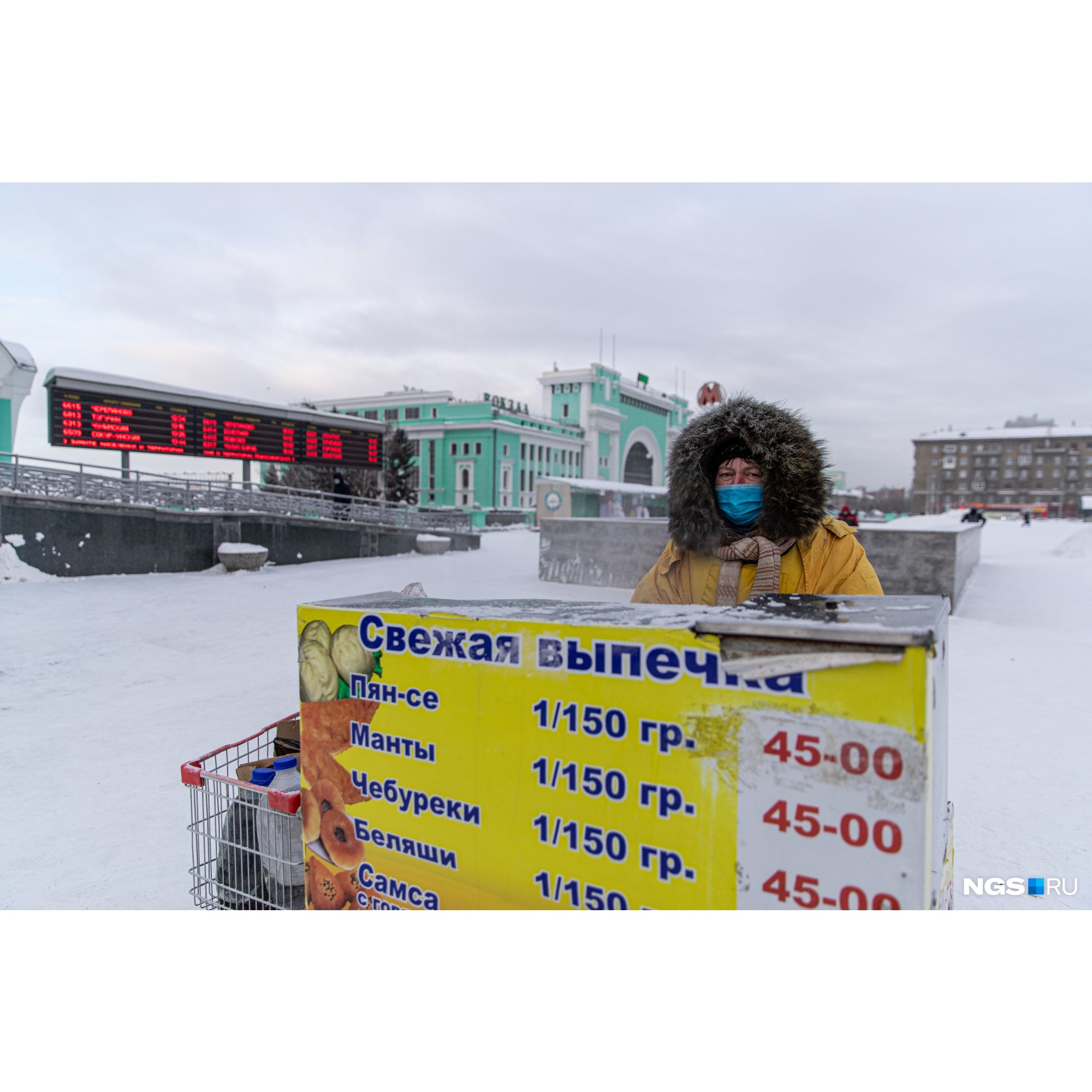 А вот Оксана от фотографий не отказалась — на площади она работает легально, по заключенному договору А вот Оксана от фотографий не отказалась — на площади она работает легально, по заключенному договору