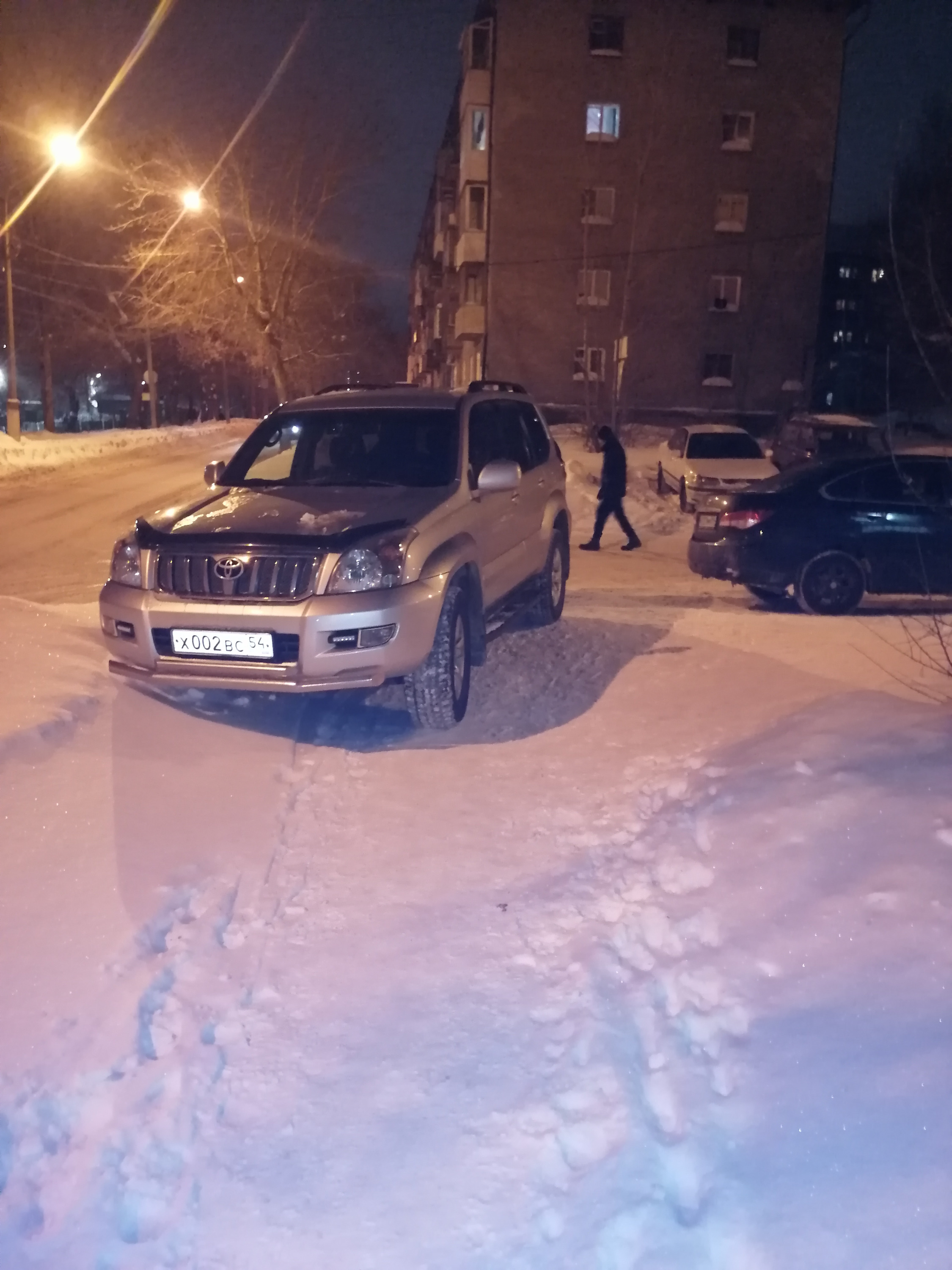 «Прадо» на пешеходной дорожке «Прадо» на пешеходной дорожке