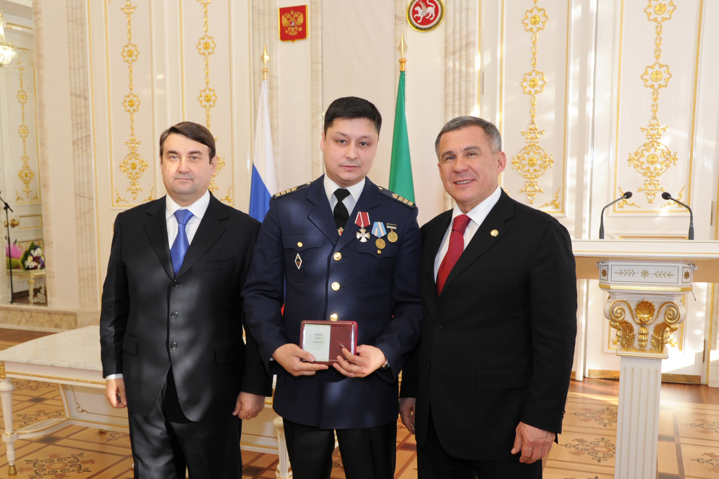 Капитан «Арабеллы» Роман Лизалин (в центре) навсегда запомнил тот жуткий день