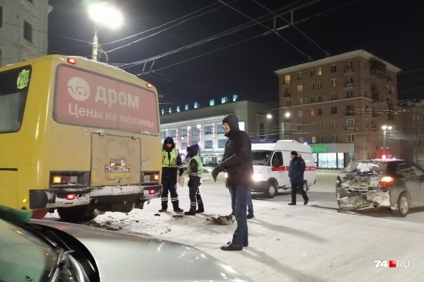Автомобили перегородили проезжую часть, возникла пробка Автомобили перегородили проезжую часть, возникла пробка