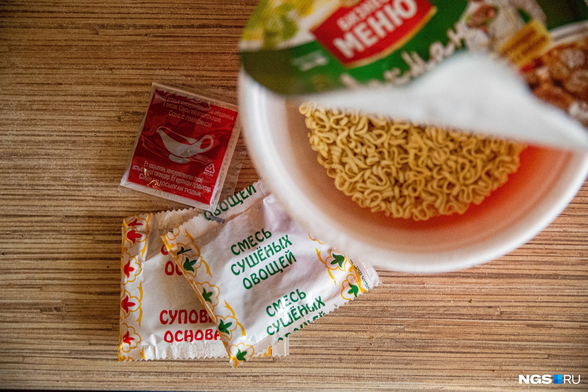 Стандартный набор упаковки — пластина лапши и два-три пакета с суповой основой, соусом и сушеными добавками