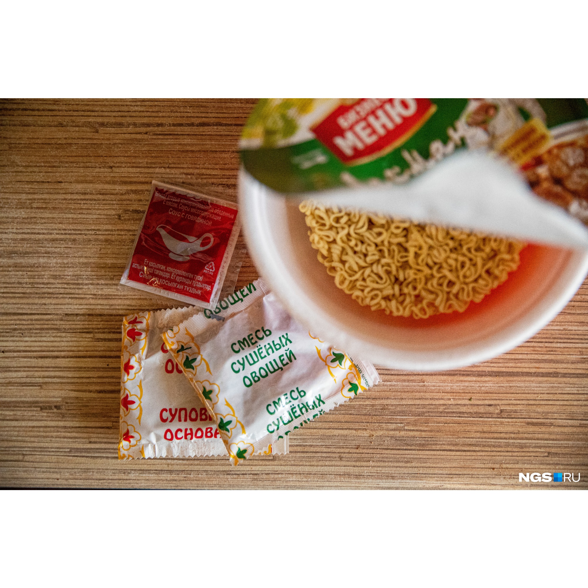 Стандартный набор упаковки — пластина лапши и два-три пакета с суповой основой, соусом и сушеными добавками
