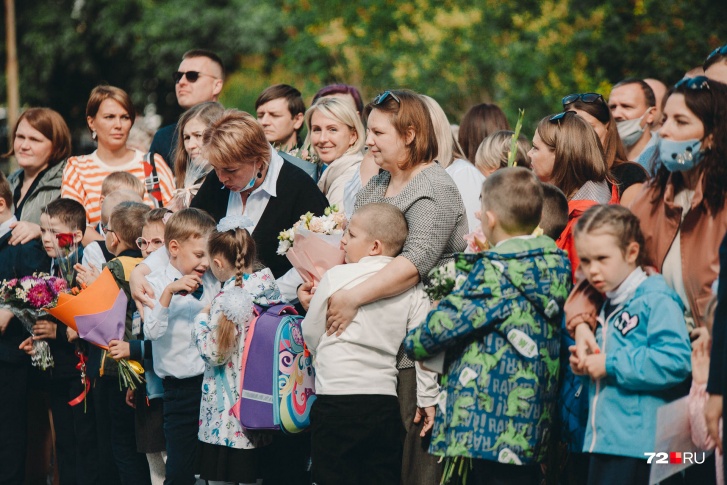 Родители заботливо поддерживают детей: многим сегодня пришлось непросто Родители заботливо поддерживают детей: многим сегодня пришлось непросто