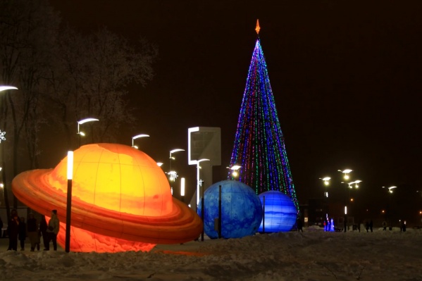 Фишкой новогодней Олимпийской деревни у «Самара Арены» стали макеты планет