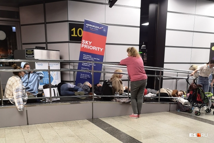 «Дети спят на полу, а рейс пропал с табло». Сотни свердловчан застряли в аэропорту Сочи, вылет задержан на 10 часов