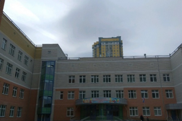 Ребенка обнаружили соседи в подъезде дома недалеко от школы, в которой он учится Ребенка обнаружили соседи в подъезде дома недалеко от школы, в которой он учится