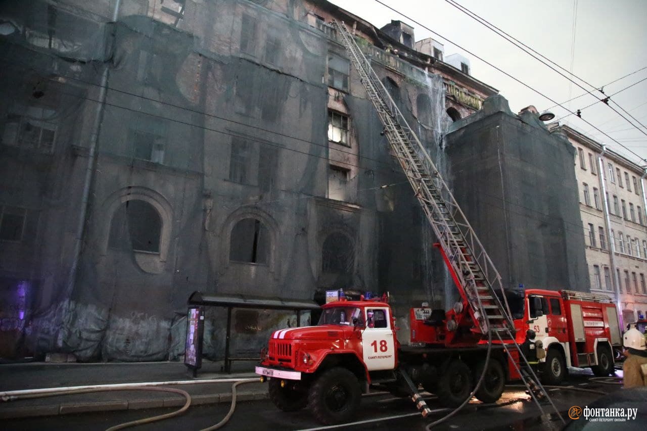 Пожарные продолжают работать на территории дома Басевича. Показываем, как тушат многострадальное здание