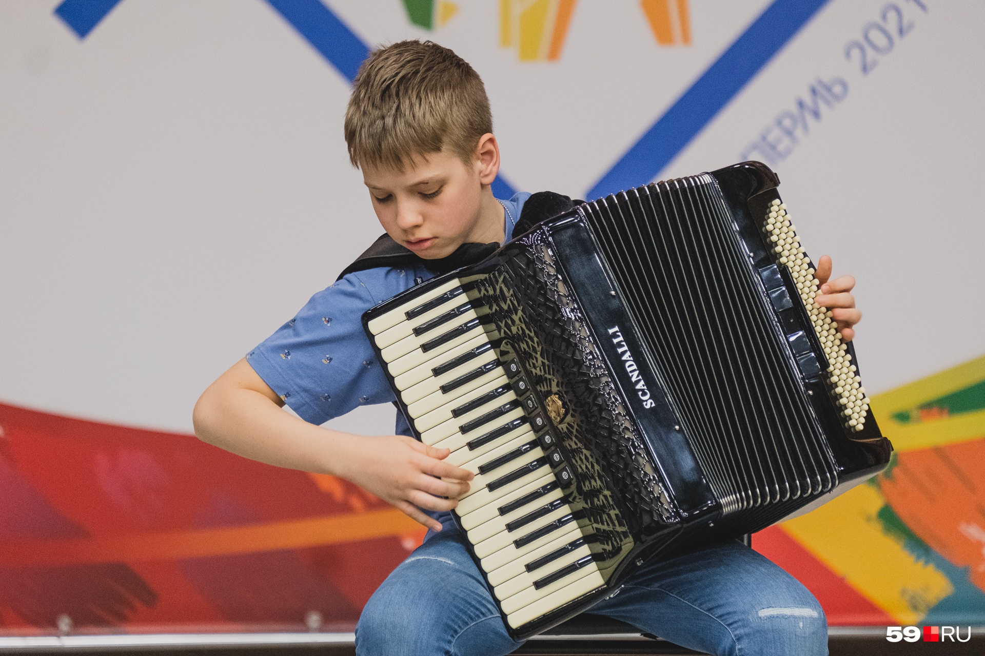 11-летний Дима играет «Светит месяц»