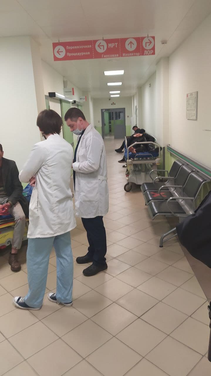 Пострадавшего росгвардейца привезли в Мариинскую больницу после несогласованных акций в Петербурге