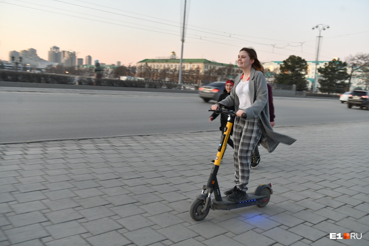 «Отнимать пространство у пешеходов неправильно». Что делать с дорожками для самокатов в Екатеринбурге