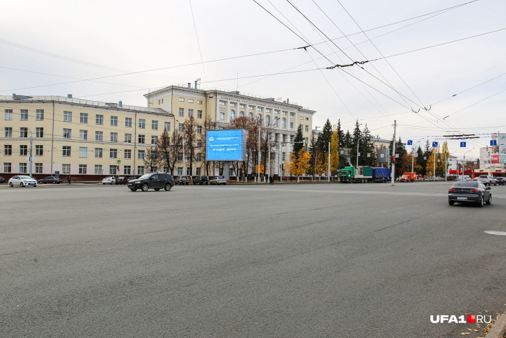 Асфальт девственно чист, на нем не было ни капли краски Асфальт девственно чист, на нем не было ни капли краски