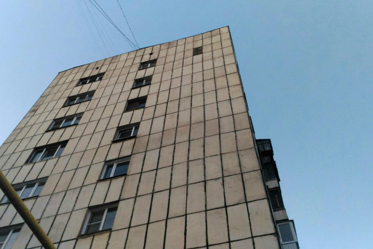 С этого дома в Ленинском районе <nobr class="_">1 апреля</nobr> <nobr class="_">2019 года</nobr> упал кусок облицовки
