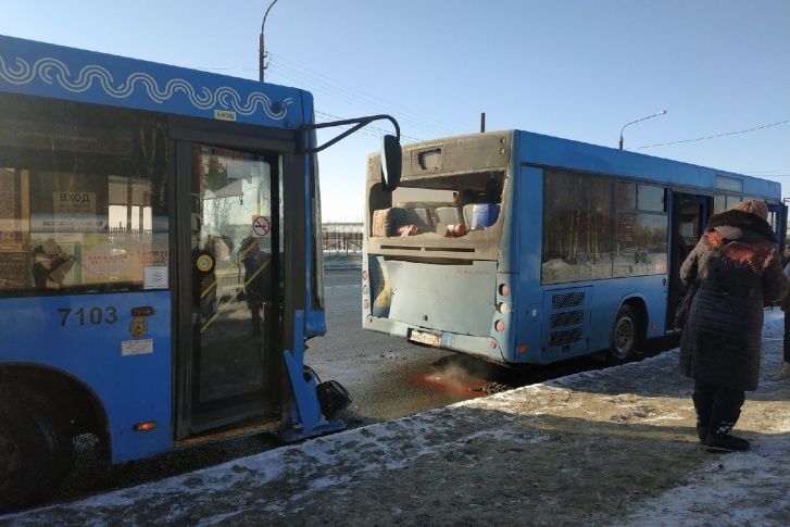 Один из длинных автобусов въехал в другой прямо на остановке Один из длинных автобусов въехал в другой прямо на остановке