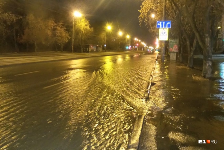 Река по Малышева разлилась из-за лопнувшей трубы и забитой ливневой канализации Река по Малышева разлилась из-за лопнувшей трубы и забитой ливневой канализации