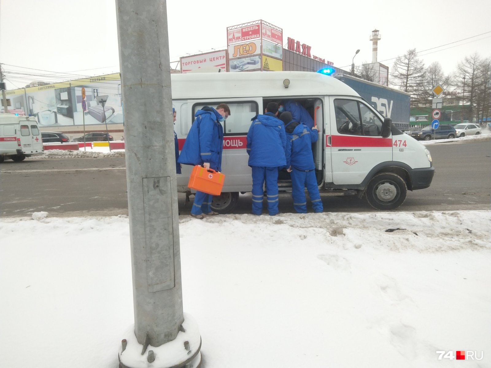 По словам очевидцев, пассажирам потребовалась помощь медиков По словам очевидцев, пассажирам потребовалась помощь медиков