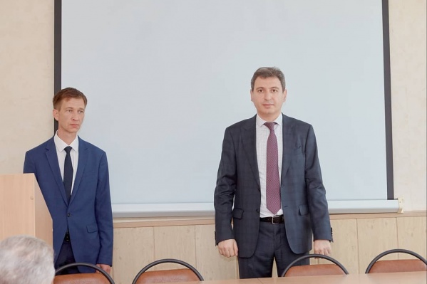 Глава Минздрава региона Армен Бенян (справа) представил коллективу городской больницы <nobr class="_">№ 10</nobr> нового главврача Дмитрия Лисицу (слева) Глава Минздрава региона Армен Бенян (справа) представил коллективу городской больницы <nobr class="_">№ 10</nobr> нового главврача Дмитрия Лисицу (слева)