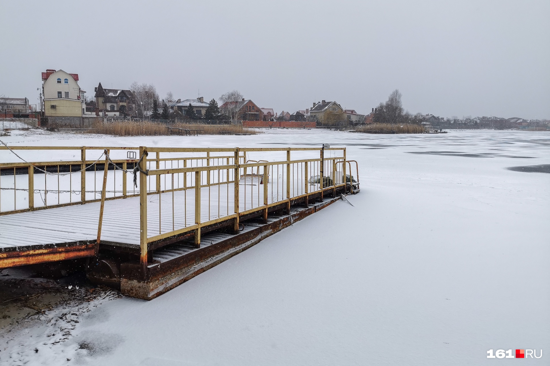 Пристань пуста — не сезон для водных прогулок Пристань пуста — не сезон для водных прогулок
