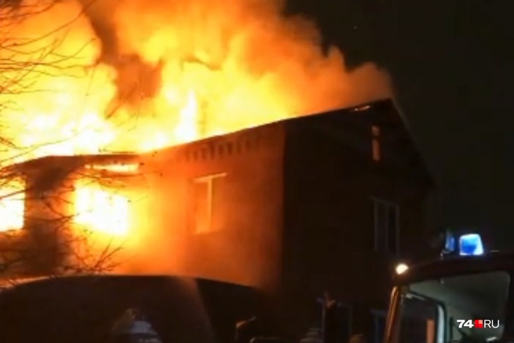 Двухэтажный кирпичный дом медиков выгорел за считаные минуты 