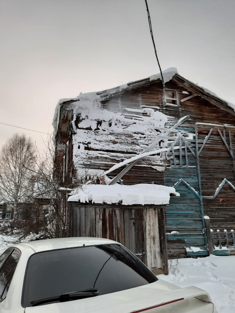 Люди жаловались на холод в старых домах. На фото — стена со стороны выгоревшей квартиры пару месяцев назад. Тепло выходит сквозь щели