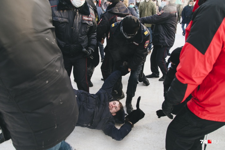 Чтобы доставить Олега Шамбурова в отделение полиции, силовикам пришлось в буквальном смысле взять его на руки